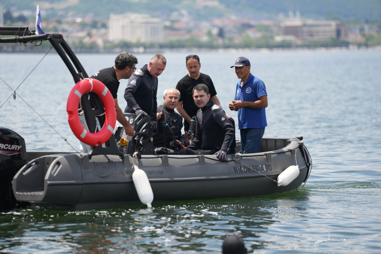 Bakan Kurum, dip çamuru temizliği yapılan İzmit Körfezi'nde daldı